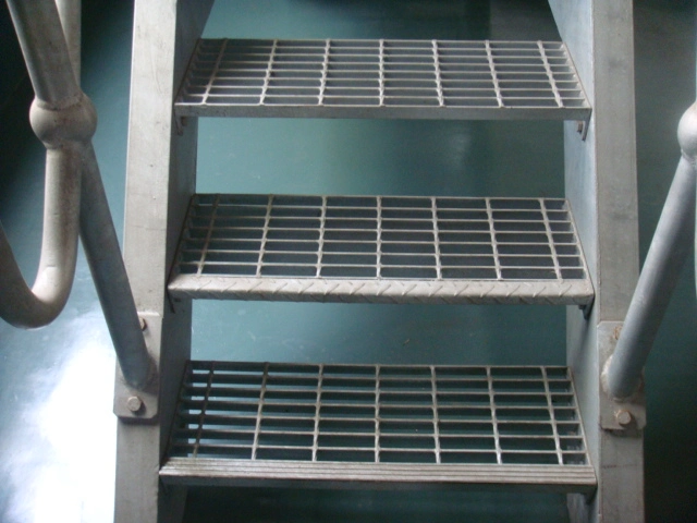 Galvanized Standard T4 Steel Stair Tread with Non Slip Nosing for Industry Ladder